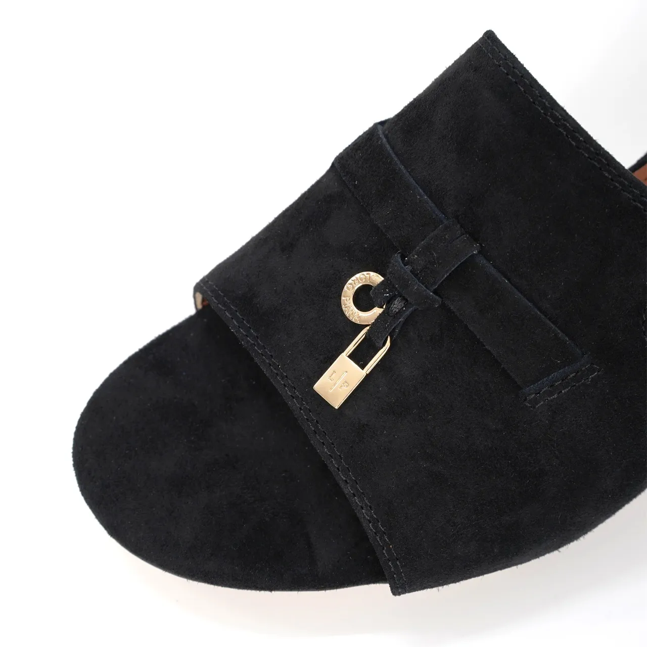 👟👟Ex-factory price 440👟👟 Genuine leather sole +30 suede sheepskin slippers with a strap decorated with Loro Piana My Charms charms and decorated with tone-on-tone stitching. Sophisticated and feminine, it pairs well with both city and resort looks. For those looking for an elegant upgrade, the summer glamor slipper is known for its slim open-back silhouette. size: 35-44 (custom-made sizes 43 and 44 are non-returnable) Upper: imported suede sheep leather (sheep), cowhide ostrich pattern, cowhide snake pattern Lining: imported high-grade mixed sheep silk Heel height: 5.5CM
